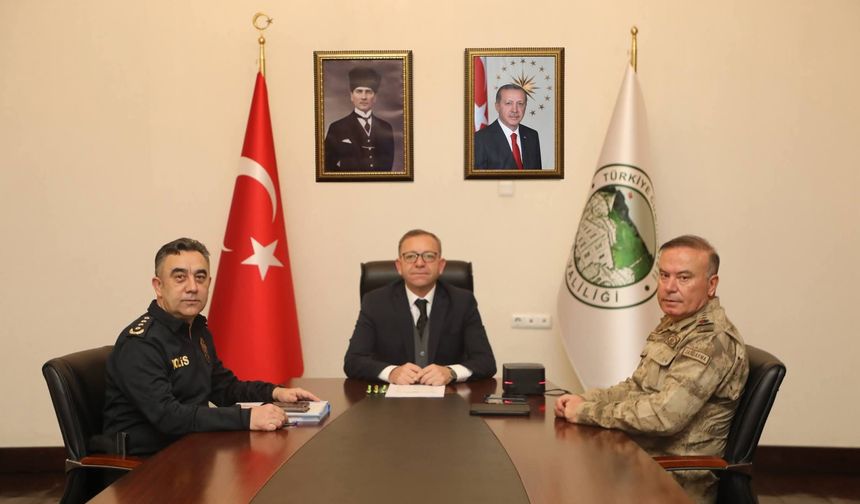 Kars Valisi Ziya Polat, 81 il Valisinin katıldığı güvenlik toplantısına VKS ile katıldı