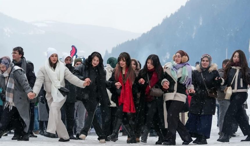 Uzungöl Kış Festivali’nde horon rekoru: 6 bin 161 kişi el ele