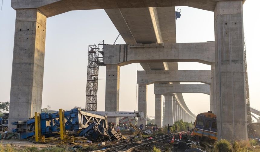 Yolcu treninin üzerine vinç devrildi: 32 ölü, 64 yaralı