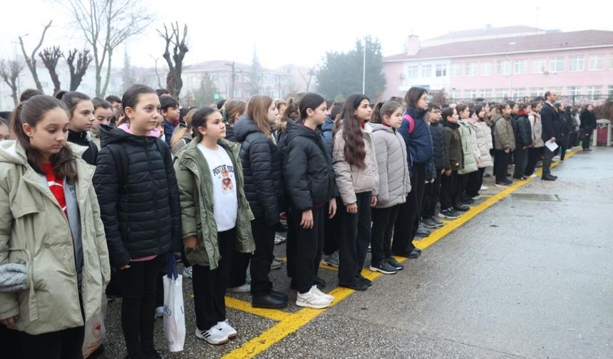 Okullarda 6 Şubat için saygı duruşunda bulunuldu
