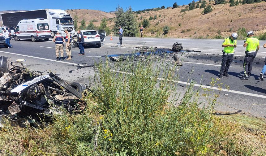 Erzincan Refahiye karayolunda korkunç kaza; 3 ölü, 4 yaralı