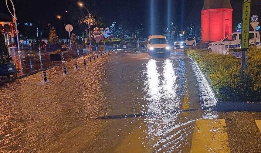 Çorum’u sel vurdu; yollar göle döndü