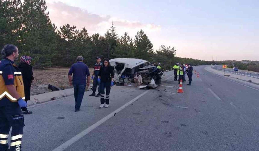 Karaman'da tarım işçilerini taşıyan minibüs devrildi: 2 ölü, 13 yaralı