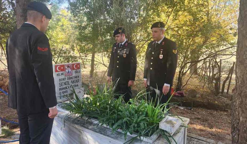 Karpuzlu'da ilk şehit öğretmen kabri başında anıldı