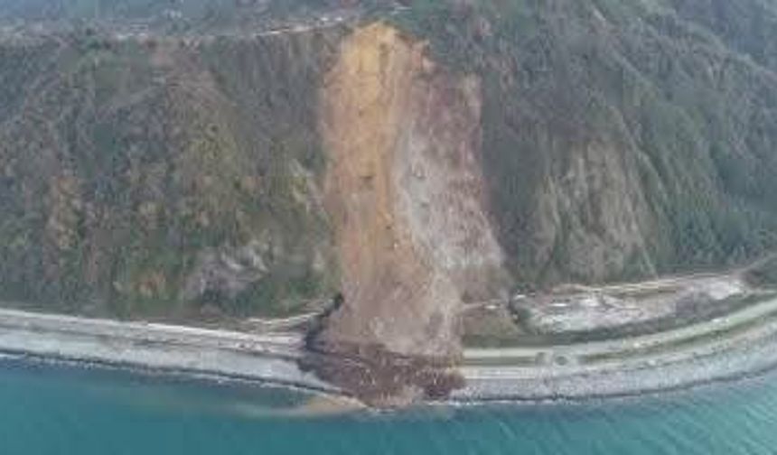 Karadeniz Sahil Yolu'nda 100 bin ton toprak denize kaydı