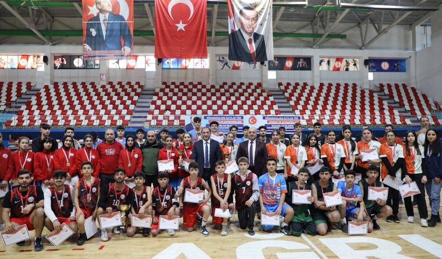 Ağrı'da Basketbol Gençler İl Birinciliği Müsabakaları sona erdi