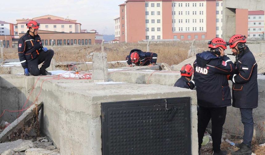 Kars'ta deprem tatbikatı gerçeğini aratmadı