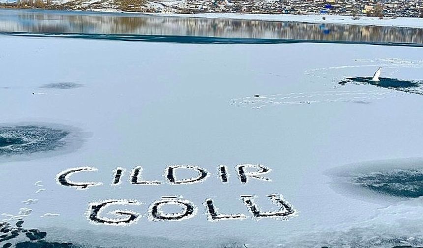 Çıldır Gölü'nün yüzeyi kısmen dondu