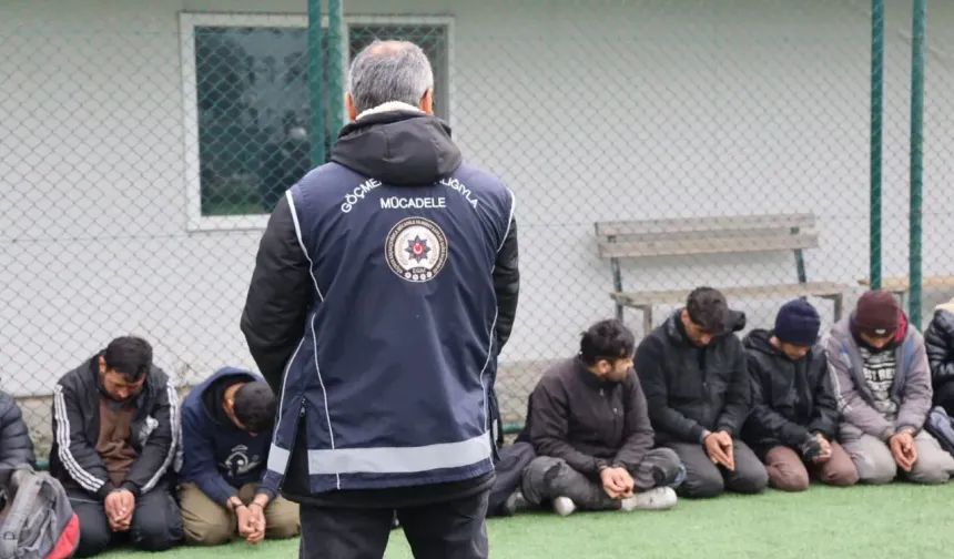 Amasya'da polisten kaçmaya çalışan minibüsten 20 düzensiz göçmen çıktı