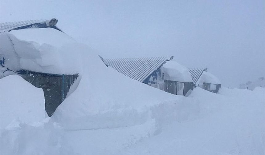 Yoğun kar 21 yolu kapattı, ulaşım zorlaştı