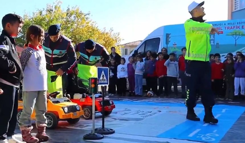 Antalya jandarması geleceğin Trafik Dedektiflerini bilinçlendiriyor